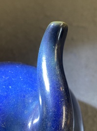 Een Chinese monochrome blauwe theepot met een rat als handvat, Transitie periode