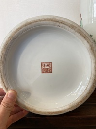 Een paar Chinese famille rose rouleau vazen, Qianlong merk, Republiek
