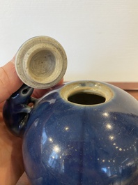 Een Chinese monochrome blauwe theepot met een rat als handvat, Transitie periode
