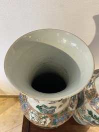 Een paar Chinese Canton famille verte vazen met een tuinsc&egrave;ne, 19e eeuw
