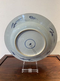 Een Chinese blauw-witte schotel met vergulde en ijzerrode accenten, Yongzheng