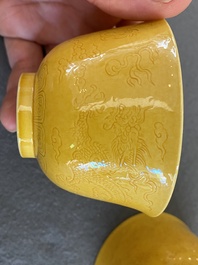 Een Chinese sancai-geglazuurde waterdruppelaar en een paar gele kommen met anhua drakendecor, Xianfeng merk, Kangxi en later