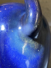 Een Chinese monochrome blauwe theepot met een rat als handvat, Transitie periode