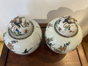 Een Chinees famille rose 'Fort Folly' bord en een paar Samson dekselpotten in famille verte-stijl, Qianlong en 19e eeuw