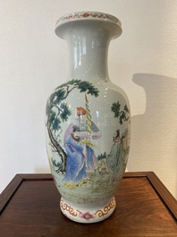 Een Chinese famille rose vaas met verhalend decor, Qianlong merk, 19/20e eeuw