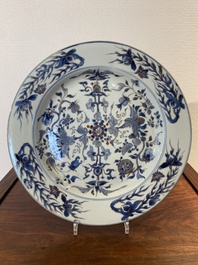 Een Chinese blauw-witte schotel met vergulde en ijzerrode accenten, Yongzheng