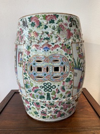 Een Chinese famille rose tuinzit, 19e eeuw