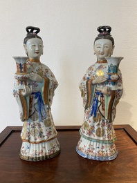Een paar grote Chinese famille rose kandelaars in de vorm van hofdames, Qianlong