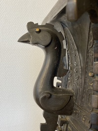 Een Chinese archa&iuml;stische deels vergulde bronzen 'fangzun' vaas met inscriptie, 19e eeuw