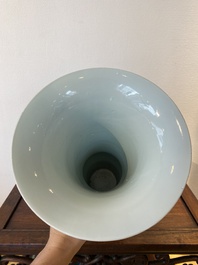 Vase de forme 'yenyen' en porcelaine de Chine en bleu, blanc, c&eacute;ladon et rouge de cuivre, marque de Kangxi, Qing