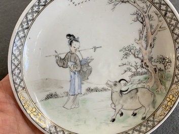 Een Chinese grisaille kop en schotel met Lan Caihe, Yongzheng