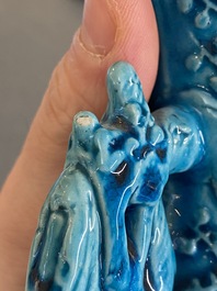 Een paar Chinese turquoise-geglazuurde 'lotus' vazen, 19e eeuw