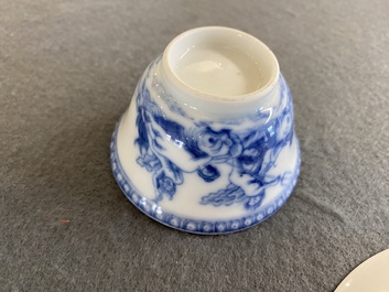 Twee Chinese blauw-witte koppen en schotels met mythologisch decor van Neptunus, Qianlong