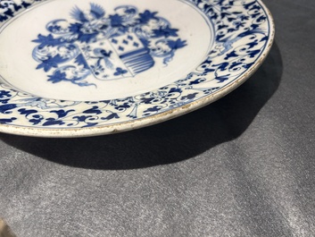 Un plat &agrave; d&eacute;cor armori&eacute; en fa&iuml;ence en bleu et blanc, atelier Verstraeten, Haarlem, ca. 1650-1660