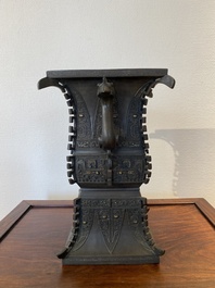 Een Chinese archa&iuml;stische deels vergulde bronzen 'fangzun' vaas met inscriptie, 19e eeuw