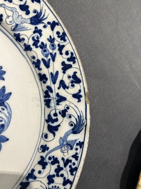 Un plat &agrave; d&eacute;cor armori&eacute; en fa&iuml;ence en bleu et blanc, atelier Verstraeten, Haarlem, ca. 1650-1660