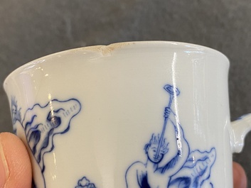 Twee Chinese blauw-witte koppen en schotels met mythologisch decor van Neptunus, Qianlong