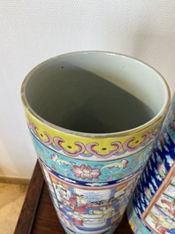 Een paar Chinese famille rose cilindrische vazen, 19e eeuw