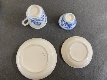 Twee Chinese blauw-witte koppen en schotels met mythologisch decor van Neptunus, Qianlong