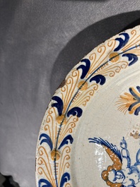 Plat exceptionnel en majolique hollandais polychrome &agrave; d&eacute;cor d'un putto volant au-dessus d'une cl&ocirc;ture, probablement Haarlem, 1&egrave;re moiti&eacute; du 17&egrave;me