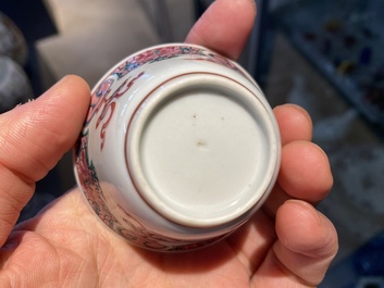 Douze tasses et soucoupes en porcelaine de Chine en bleu, blanc et famille rose, Kangxi/Yongzheng