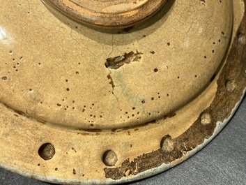 Plat exceptionnel en majolique hollandais polychrome &agrave; d&eacute;cor d'un putto volant au-dessus d'une cl&ocirc;ture, probablement Haarlem, 1&egrave;re moiti&eacute; du 17&egrave;me