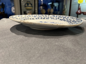 Un plat &agrave; d&eacute;cor armori&eacute; en fa&iuml;ence en bleu et blanc, atelier Verstraeten, Haarlem, ca. 1650-1660