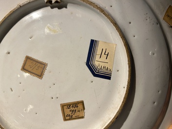 Un plat &agrave; d&eacute;cor armori&eacute; en fa&iuml;ence en bleu et blanc, atelier Verstraeten, Haarlem, ca. 1650-1660