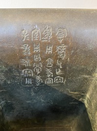 Een Chinese archa&iuml;stische deels vergulde bronzen 'fangzun' vaas met inscriptie, 19e eeuw
