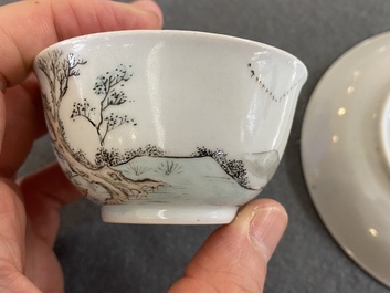 Een Chinese grisaille kop en schotel met Lan Caihe, Yongzheng