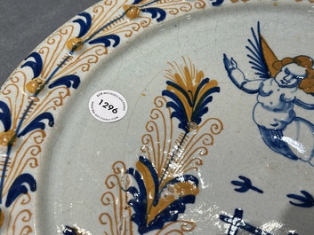 Plat exceptionnel en majolique hollandais polychrome &agrave; d&eacute;cor d'un putto volant au-dessus d'une cl&ocirc;ture, probablement Haarlem, 1&egrave;re moiti&eacute; du 17&egrave;me