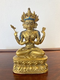 Een Sino-Tibetaanse vergulde bronzen Avalokitesvara, 17/18e eeuw