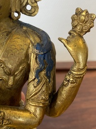 Een Sino-Tibetaanse vergulde bronzen Avalokitesvara, 17/18e eeuw