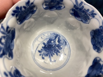 Douze tasses et soucoupes en porcelaine de Chine en bleu, blanc et famille rose, Kangxi/Yongzheng