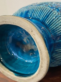 Een paar Chinese turquoise-geglazuurde 'lotus' vazen, 19e eeuw