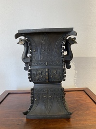 Een Chinese archa&iuml;stische deels vergulde bronzen 'fangzun' vaas met inscriptie, 19e eeuw
