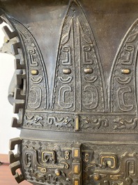 Een Chinese archa&iuml;stische deels vergulde bronzen 'fangzun' vaas met inscriptie, 19e eeuw