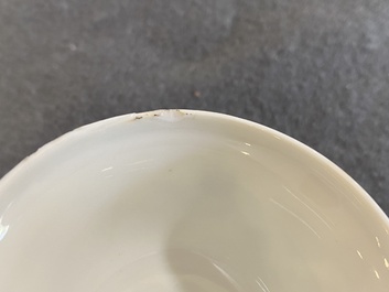 Twee Chinese blauw-witte koppen en schotels met mythologisch decor van Neptunus, Qianlong