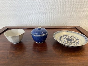 Drie stukken Chinees blauw-wit en wit monochroom scheepswrakporselein, Transitie periode en Jiaqing