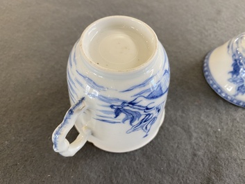 Twee Chinese blauw-witte koppen en schotels met mythologisch decor van Neptunus, Qianlong