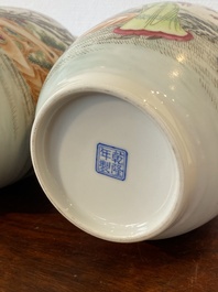 Een paar Chinese famille rose vazen, Qianlong merk, 20e eeuw