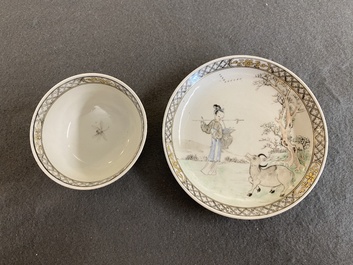 Een Chinese grisaille kop en schotel met Lan Caihe, Yongzheng