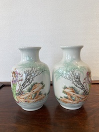 Een paar Chinese famille rose vazen, Qianlong merk, 20e eeuw