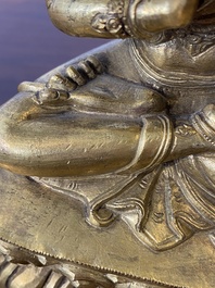 Een Sino-Tibetaanse vergulde bronzen Avalokitesvara, 17/18e eeuw