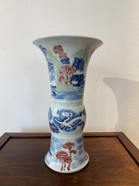 Vase de forme 'yenyen' en porcelaine de Chine en bleu, blanc, c&eacute;ladon et rouge de cuivre, marque de Kangxi, Qing