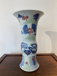Vase de forme 'yenyen' en porcelaine de Chine en bleu, blanc, c&eacute;ladon et rouge de cuivre, marque de Kangxi, Qing
