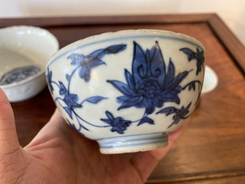 Drie Chinese blauw-witte kommen, Ming