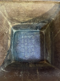 Een Chinese archa&iuml;stische deels vergulde bronzen 'fangzun' vaas met inscriptie, 19e eeuw