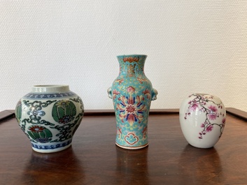 Drie kleine Chinese doucai en famille rose vazen, 19/20e eeuw