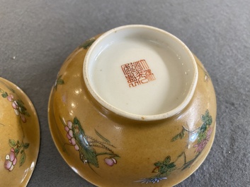 Paire de bols en porcelaine de Chine famille rose &agrave; d&eacute;cor de sauterelles sur fond caf&eacute; au lait, marque et &eacute;poque de Daoguang